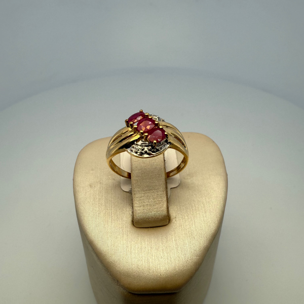 Bague avec 3 pierres rubis or jaune 2,65 g