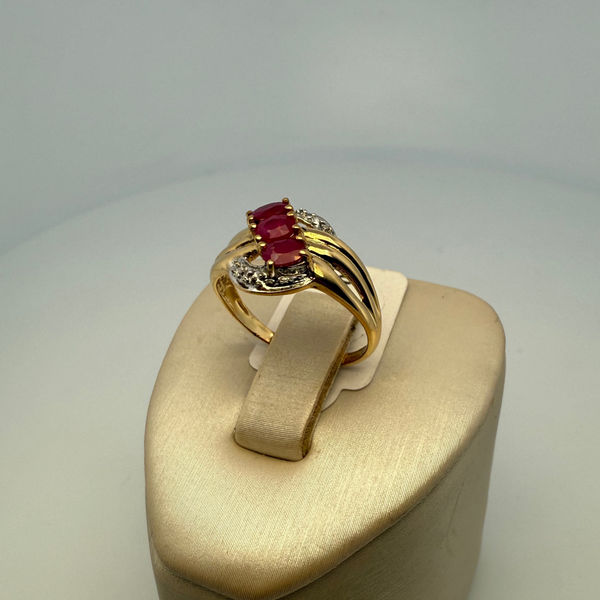 Bague avec 3 pierres rubis or jaune 2,65 g