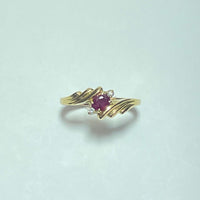 Bague rubis et diamants 0,06 carat or jaune 4,05 g